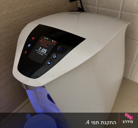 מכונת מים עם כוס מתחת לברז